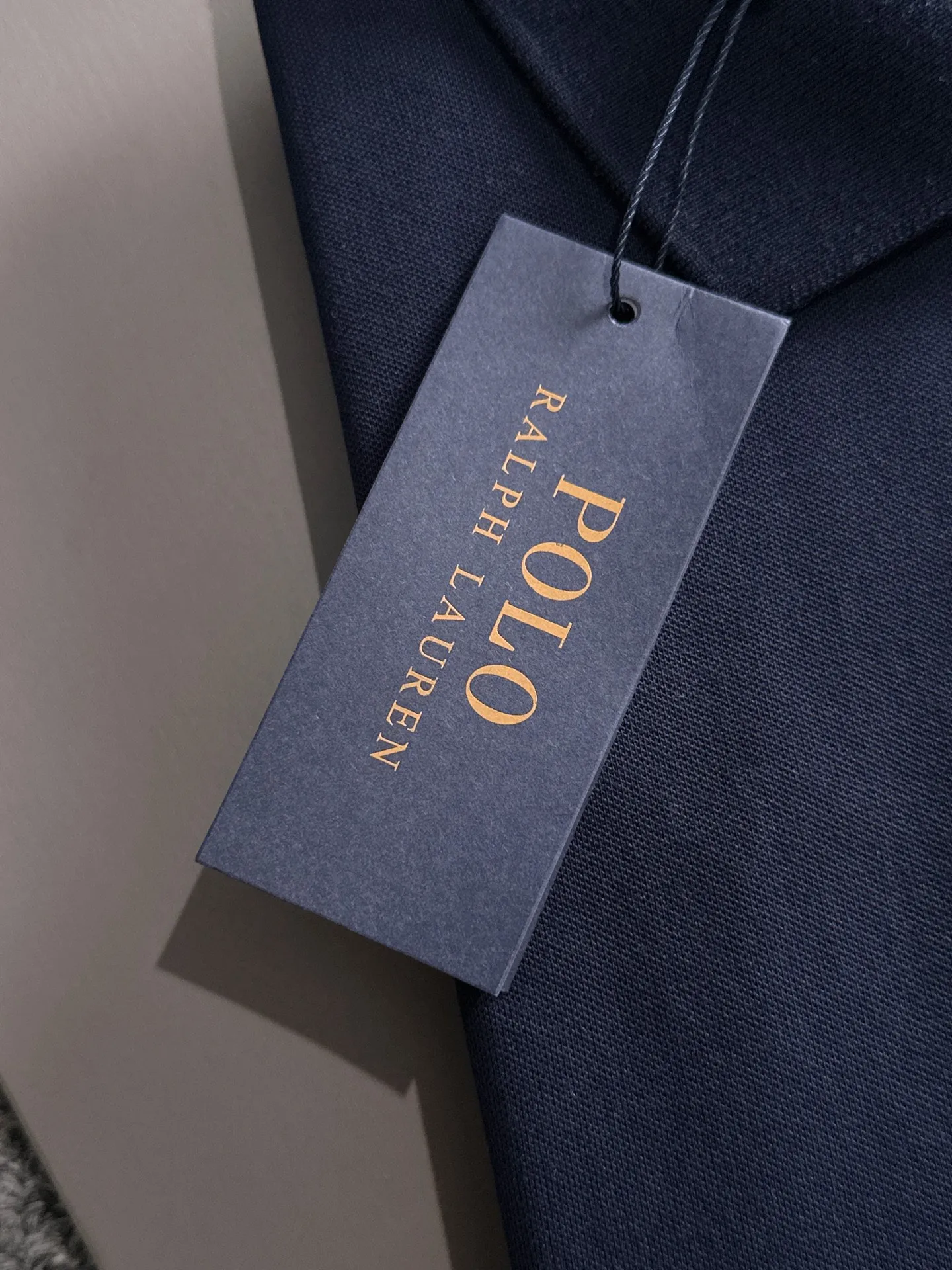 P190 🌸 (Always available) Ralph Lauren [High Quality] Differentiates from ordinary fabrics on the market Men's pure cotton business casual solid color Short-sleeved T-shirt Lapel Polo shirt Men's summer essentials ✔ In a man's wardrobe, polo shirts must occupy an important place! When it comes to polo shirts made of pure cotton, Ralph Lauren is the perfect choice for comfort and quality ✔ The first choice for high quality! Classic basics that will never go out of style! Designed with classic solid colors, each color can easily match various occasions! Made of 240g pure cotton pique fabric, it is skin-friendly, comfortable and has good breathability, making summer wear refreshing and worry-free! The right shoulder style modifies the shoulder shape, enhances the style and temperament, and perfectly fits everyone's needs! Whether it is daily travel or business occasions, it is easy and versatile! The feeling of relaxation is even better. Everywhere you look, there are texture details! There are many colors to choose from, from stable dark colors to dynamic light colors, meeting the needs of different occasions! Exquisite workmanship, the improvement of one's own image is the pursuit of quality of life! , the details of the turning and wiring are also the original factory craftsmanship. Needless to say, the quality is after all, it is something from the original factory... If you like it, don’t miss it! For men, this type of short-sleeved Polo shirt is naturally indispensable!  All three standards are complete! Simple business casual essentials! Color: Black White Gray Royal Blue Size: M-2XL